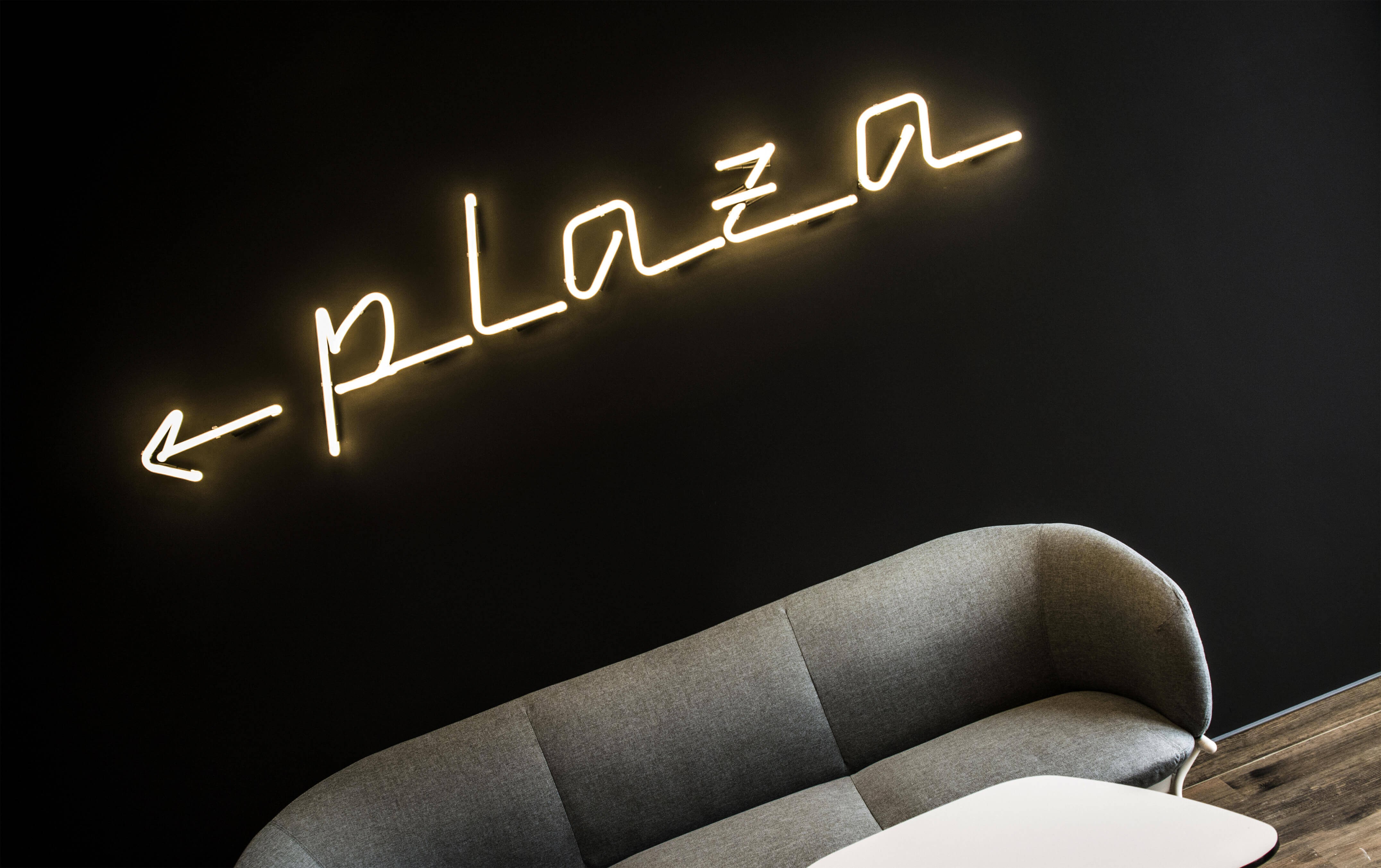 Neon-Plaza-Innenräume-Neon im Büro-Neon im Haus-Neon über der Couch-Neon an der Wand-Neon-Plaza-Neon im Büro-Neon direkt an der Wand